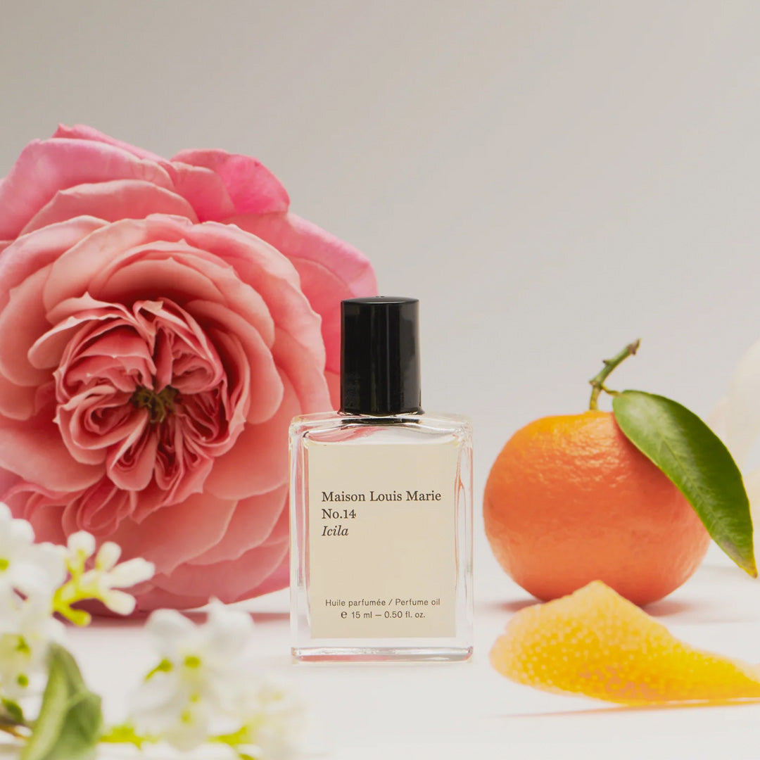 This warm, floral fragrance opens with invigorating notes of Ruby Pamplemousse, Mandarin Leaf, and Jasmine