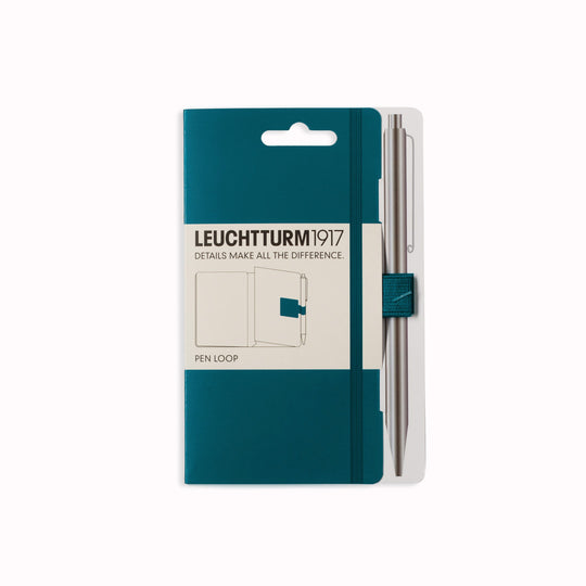 Pacific Green Pen Loop is the answer! The practical Pen Loop complements our colourful notebooks thanks to the wide variety of LEUCHTTURM1917 colours and enables the owner to set their own accents with their preferred colour scheme.