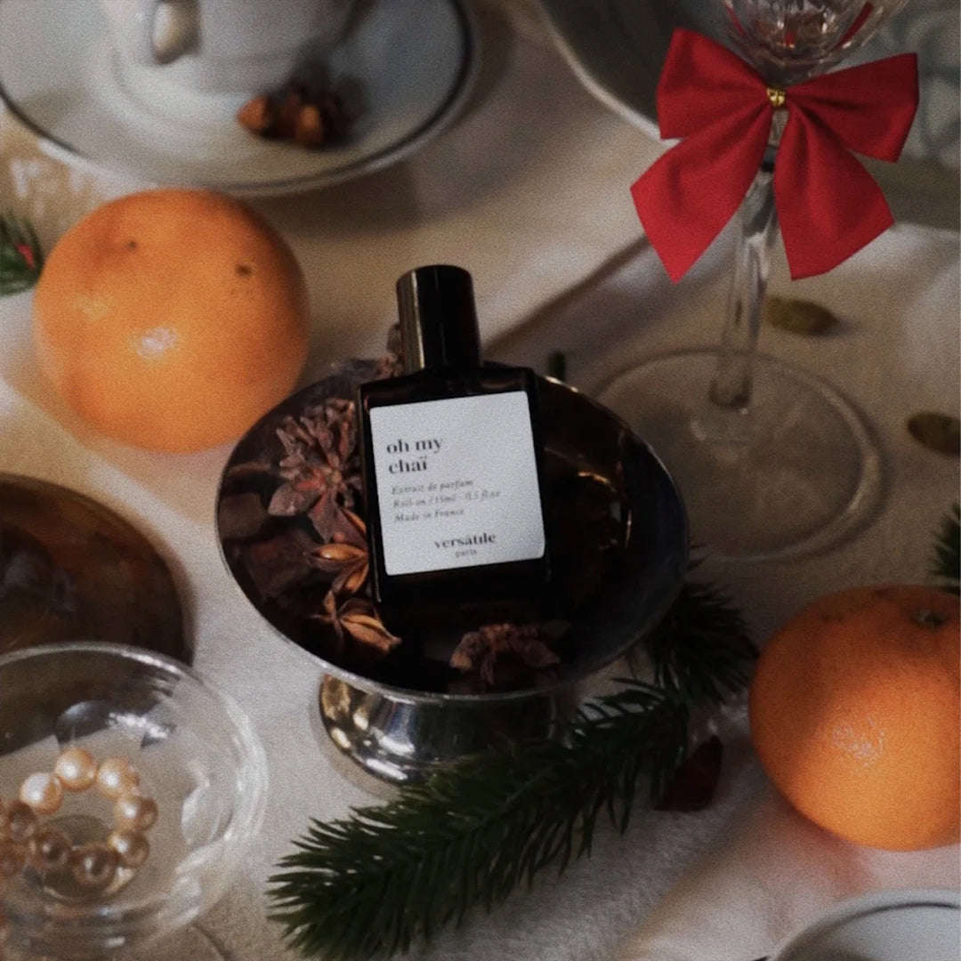 essence of Christmas through the aroma of a spiced, milky Chai latte. It has&nbsp;unexpected hints of wood fire and a bright touch of mandarin orange. 15ml Roll on