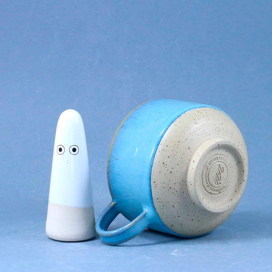 The Oyster Pearl Mion Mug is a large thick glazed stoneware mug, ideal for hot chocolate, soup, long lattes or anyone that likes a BIG cuppa in the morning.