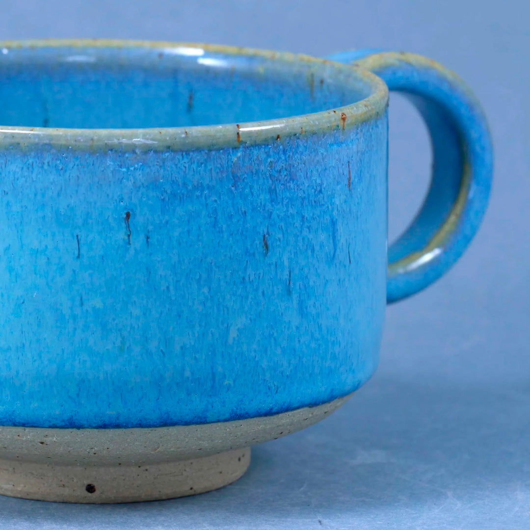 The Oyster Pearl Mion Mug is a large thick glazed stoneware mug, ideal for hot chocolate, soup, long lattes or anyone that likes a BIG cuppa in the morning.