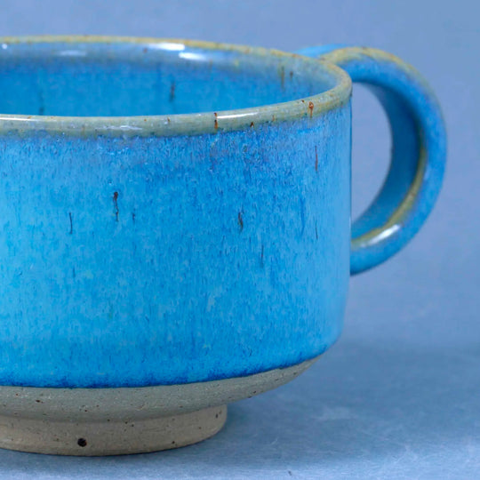The Oyster Pearl Mion Mug is a large thick glazed stoneware mug, ideal for hot chocolate, soup, long lattes or anyone that likes a BIG cuppa in the morning.