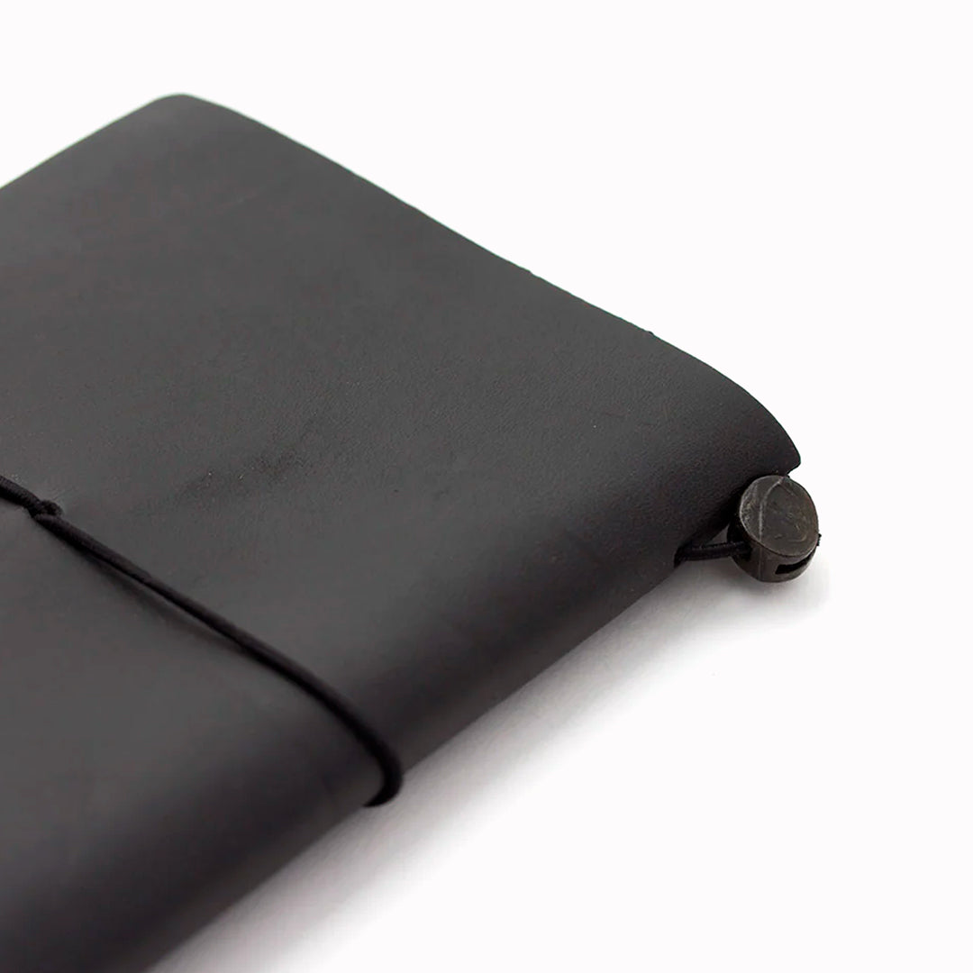 The Traveler's Notebook - Passport Size is a compact, passport‑sized notebook system built for personal organisation, journaling and creative planning. It pairs a handmade cowhide leather cover from Thailand with a blank MD paper insert crafted in Japan