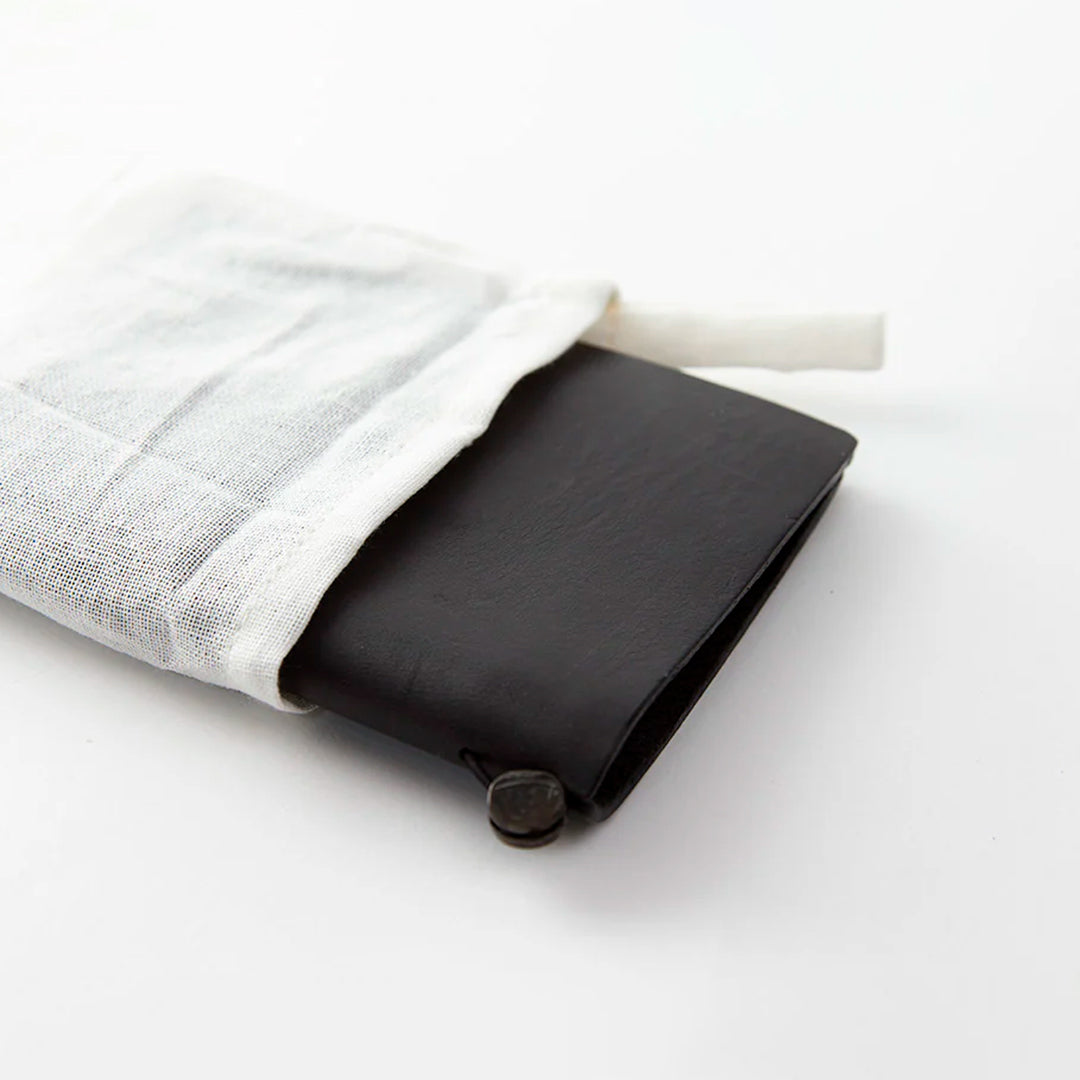 The Traveler's Notebook - Passport Size is a compact, passport‑sized notebook system built for personal organisation, journaling and creative planning. It pairs a handmade cowhide leather cover from Thailand with a blank MD paper insert crafted in Japan