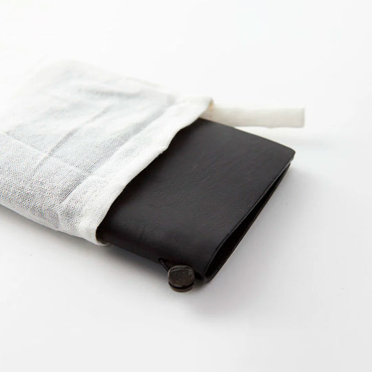The Traveler's Notebook - Passport Size is a compact, passport‑sized notebook system built for personal organisation, journaling and creative planning. It pairs a handmade cowhide leather cover from Thailand with a blank MD paper insert crafted in Japan