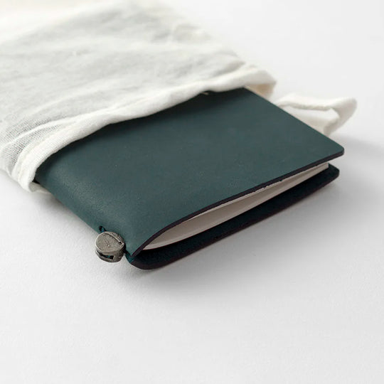 The Traveler's Notebook - Passport Size is a compact, passport‑sized notebook system built for personal organisation, journaling and creative planning. It pairs a handmade cowhide leather cover from Thailand with a blank MD paper insert crafted in Japan