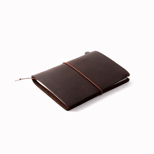 The Traveler's Notebook - Passport Size is a compact, passport‑sized notebook system built for personal organisation, journaling and creative planning. It pairs a handmade cowhide leather cover from Thailand with a blank MD paper insert crafted in Japan