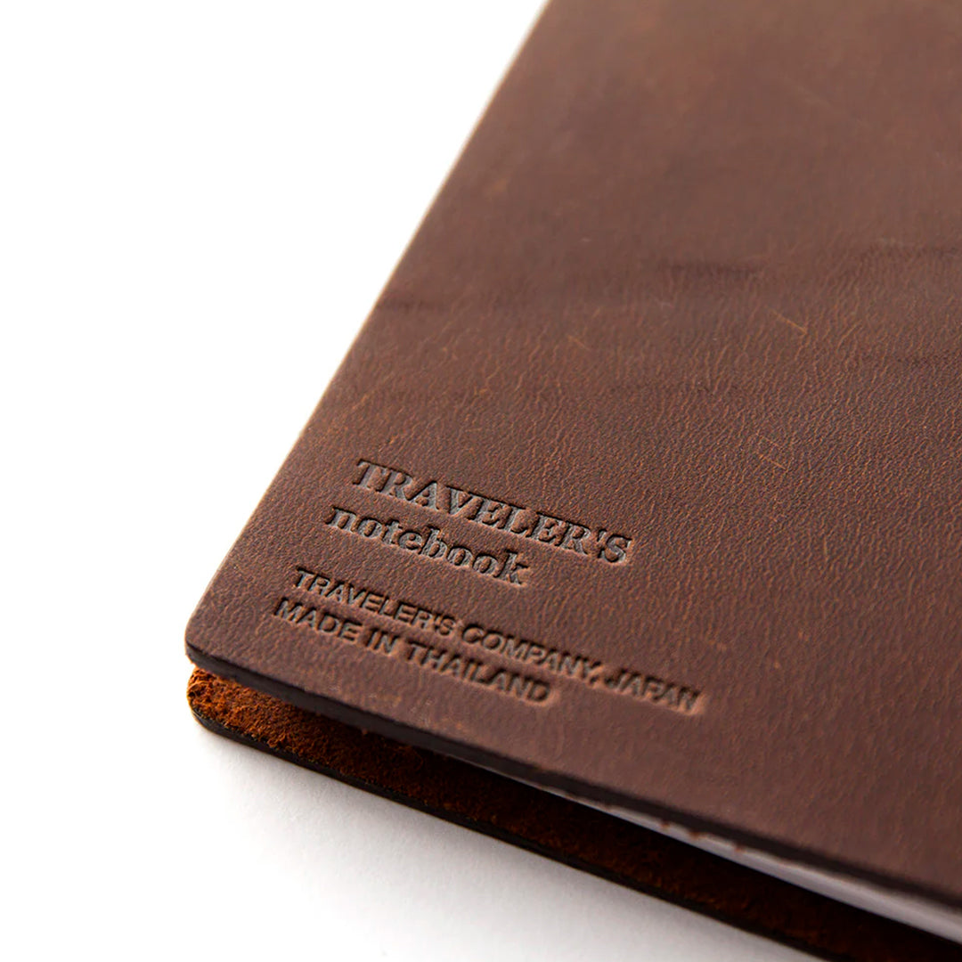 The Traveler's Notebook - Passport Size is a compact, passport‑sized notebook system built for personal organisation, journaling and creative planning. It pairs a handmade cowhide leather cover from Thailand with a blank MD paper insert crafted in Japan