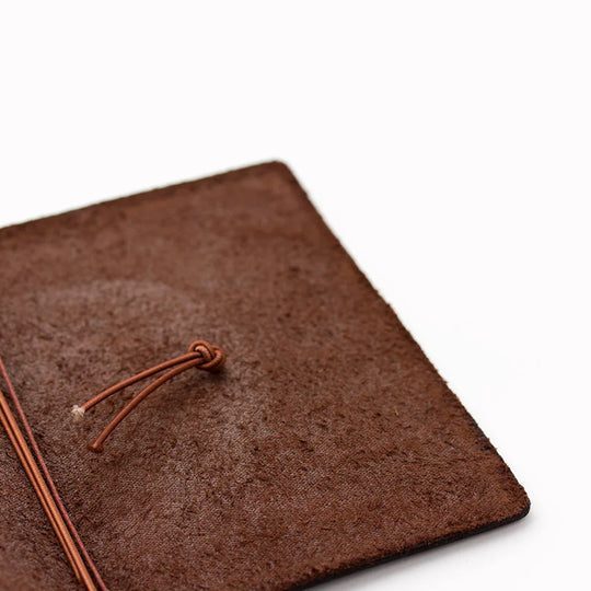 The Traveler's Notebook - Passport Size is a compact, passport‑sized notebook system built for personal organisation, journaling and creative planning. It pairs a handmade cowhide leather cover from Thailand with a blank MD paper insert crafted in Japan