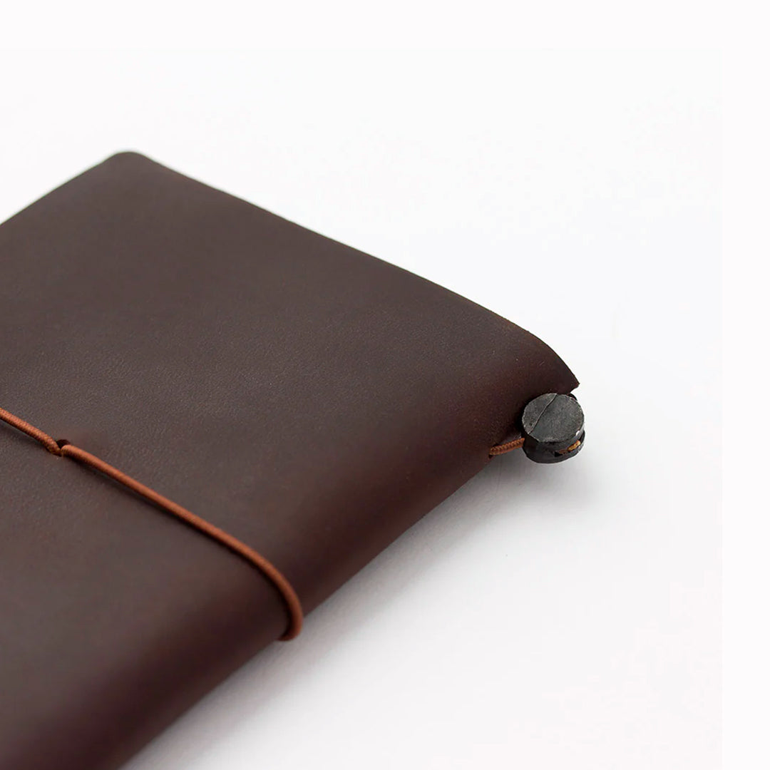 The Traveler's Notebook - Passport Size is a compact, passport‑sized notebook system built for personal organisation, journaling and creative planning. It pairs a handmade cowhide leather cover from Thailand with a blank MD paper insert crafted in Japan