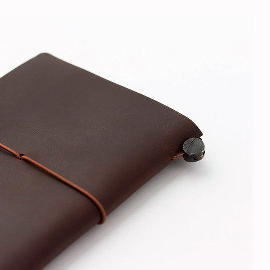 The Traveler's Notebook - Passport Size is a compact, passport‑sized notebook system built for personal organisation, journaling and creative planning. It pairs a handmade cowhide leather cover from Thailand with a blank MD paper insert crafted in Japan