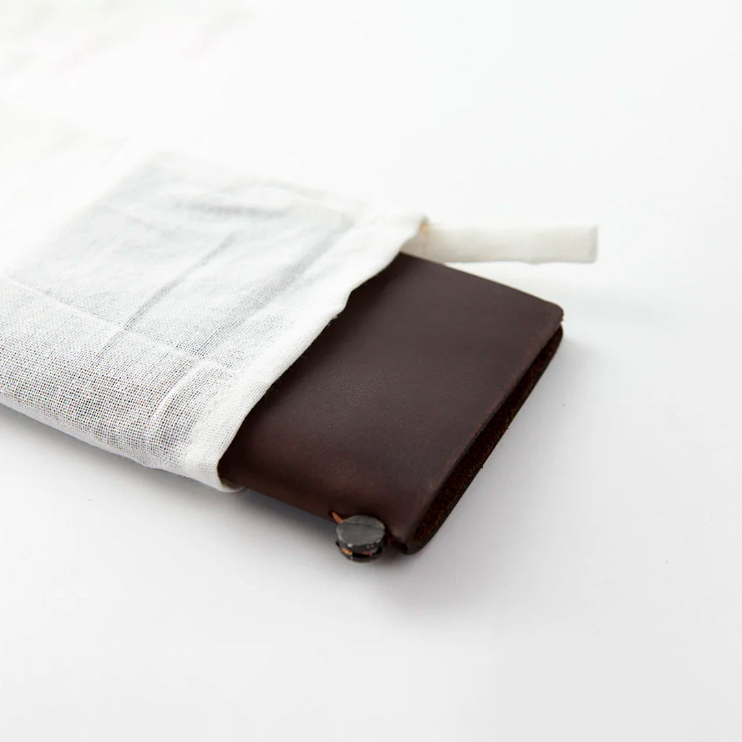 The Traveler's Notebook - Passport Size is a compact, passport‑sized notebook system built for personal organisation, journaling and creative planning. It pairs a handmade cowhide leather cover from Thailand with a blank MD paper insert crafted in Japan