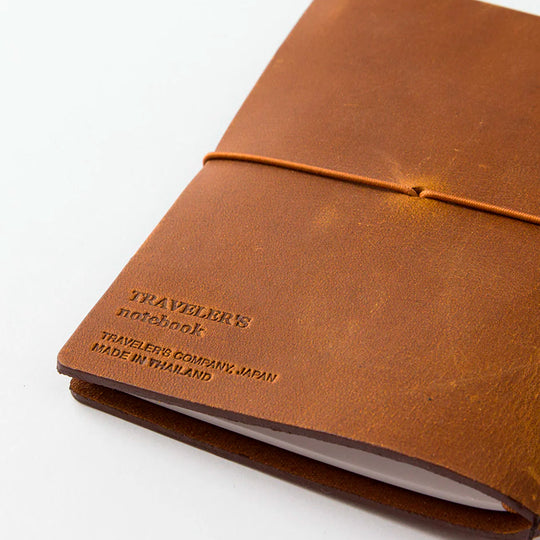 The Traveler's Notebook - Passport Size is a compact, passport‑sized notebook system built for personal organisation, journaling and creative planning. It pairs a handmade cowhide leather cover from Thailand with a blank MD paper insert crafted in Japan
