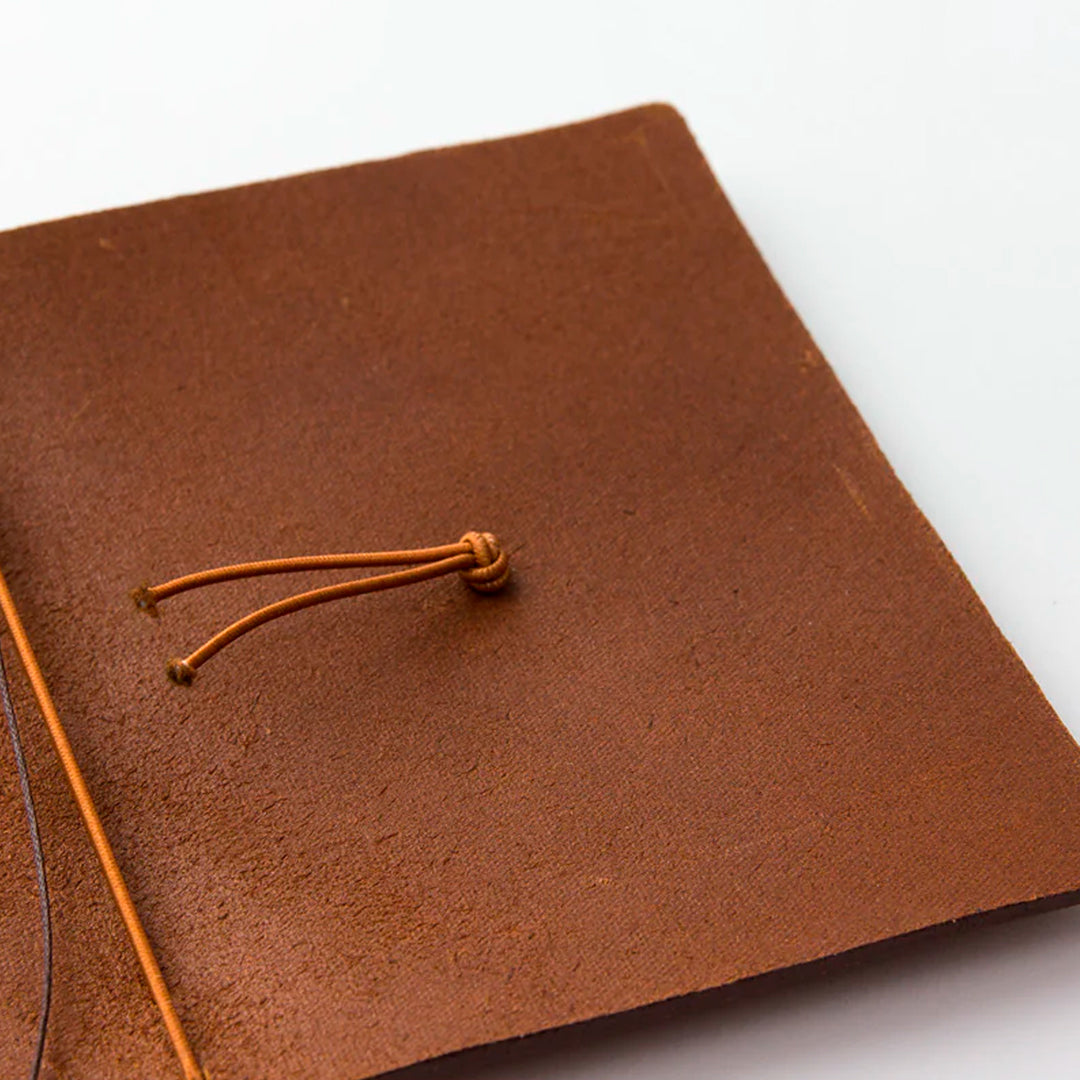 The Traveler's Notebook - Passport Size is a compact, passport‑sized notebook system built for personal organisation, journaling and creative planning. It pairs a handmade cowhide leather cover from Thailand with a blank MD paper insert crafted in Japan
