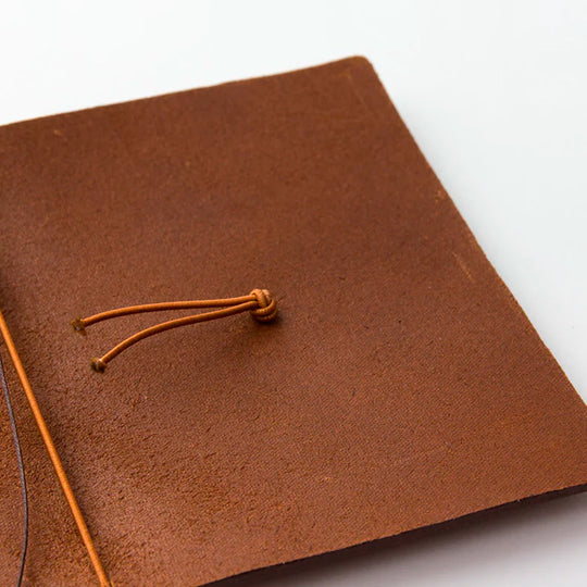 The Traveler's Notebook - Passport Size is a compact, passport‑sized notebook system built for personal organisation, journaling and creative planning. It pairs a handmade cowhide leather cover from Thailand with a blank MD paper insert crafted in Japan