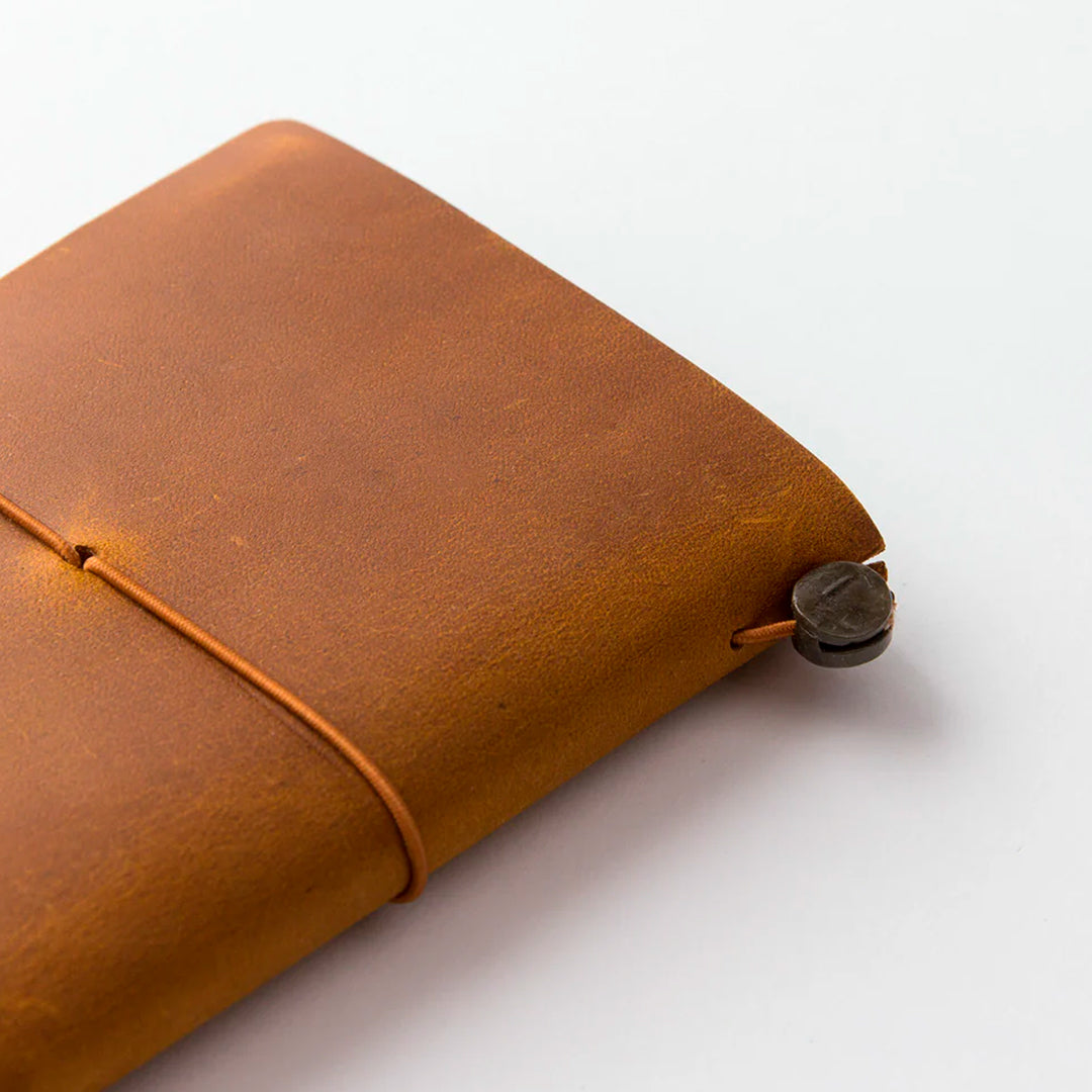 The Traveler's Notebook - Passport Size is a compact, passport‑sized notebook system built for personal organisation, journaling and creative planning. It pairs a handmade cowhide leather cover from Thailand with a blank MD paper insert crafted in Japan