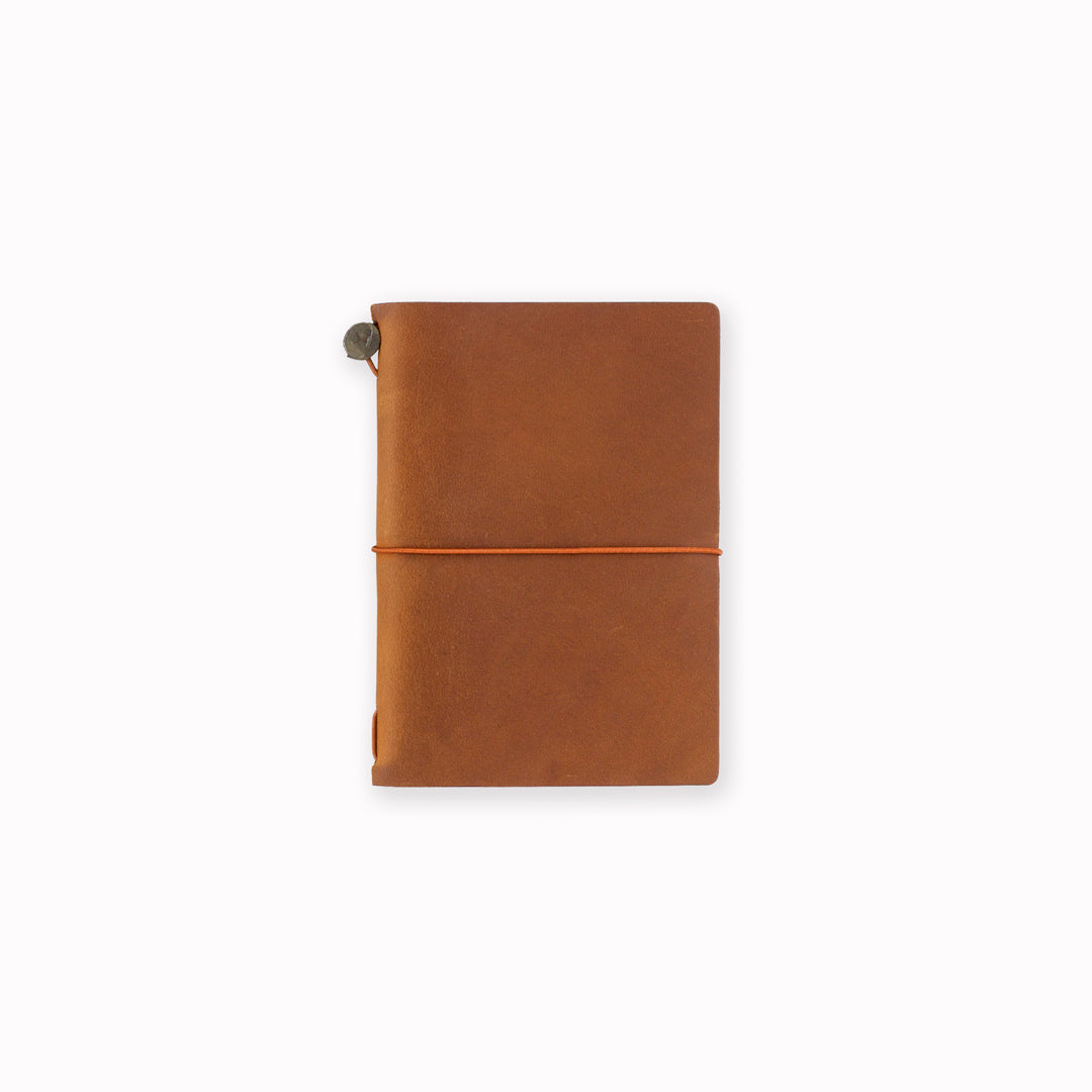 The Traveler's Notebook - Passport Size is a compact, passport‑sized notebook system built for personal organisation, journaling and creative planning. It pairs a handmade cowhide leather cover from Thailand with a blank MD paper insert crafted in Japan