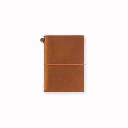 The Traveler's Notebook - Passport Size is a compact, passport‑sized notebook system built for personal organisation, journaling and creative planning. It pairs a handmade cowhide leather cover from Thailand with a blank MD paper insert crafted in Japan