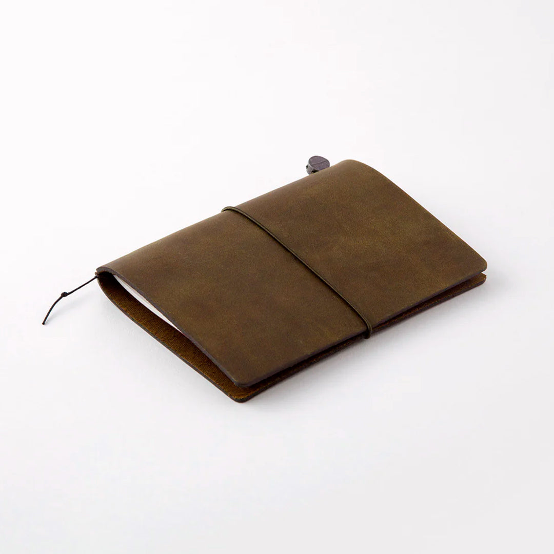 The Traveler's Notebook - Passport Size is a compact, passport‑sized notebook system built for personal organisation, journaling and creative planning. It pairs a handmade cowhide leather cover from Thailand with a blank MD paper insert crafted in Japan