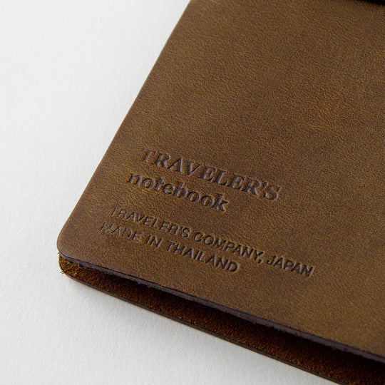 The Traveler's Notebook - Passport Size is a compact, passport‑sized notebook system built for personal organisation, journaling and creative planning. It pairs a handmade cowhide leather cover from Thailand with a blank MD paper insert crafted in Japan