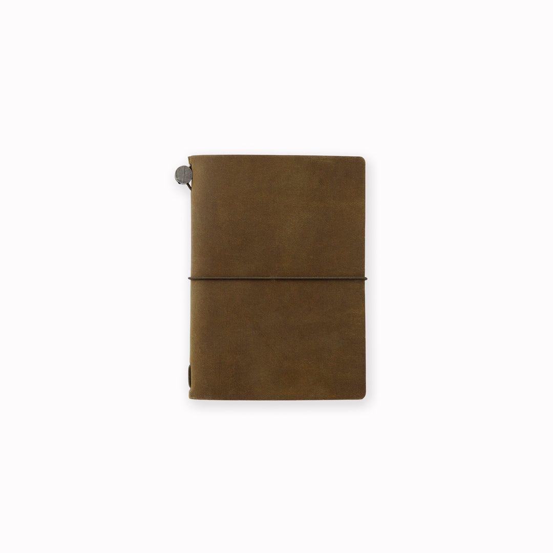 The Traveler's Notebook - Passport Size is a compact, passport‑sized notebook system built for personal organisation, journaling and creative planning. It pairs a handmade cowhide leather cover from Thailand with a blank MD paper insert crafted in Japan