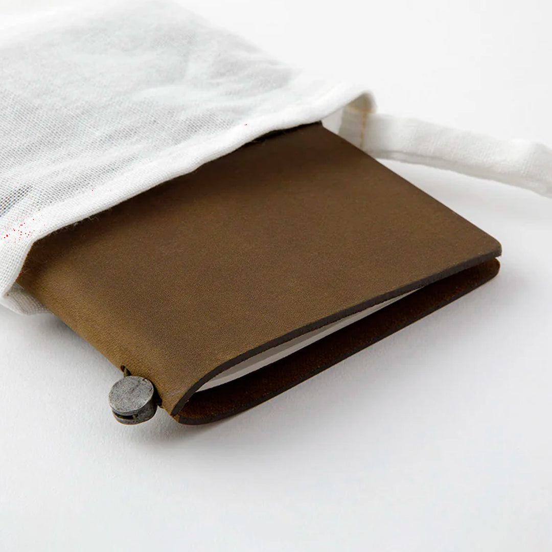 The Traveler's Notebook - Passport Size is a compact, passport‑sized notebook system built for personal organisation, journaling and creative planning. It pairs a handmade cowhide leather cover from Thailand with a blank MD paper insert crafted in Japan