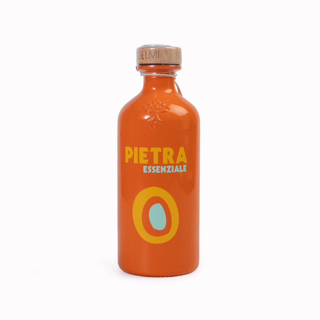 This extra virgin olive oil from Puglia is obtained from the Coratina cultivar, renowned for its high polyphenol content and robust flavour.