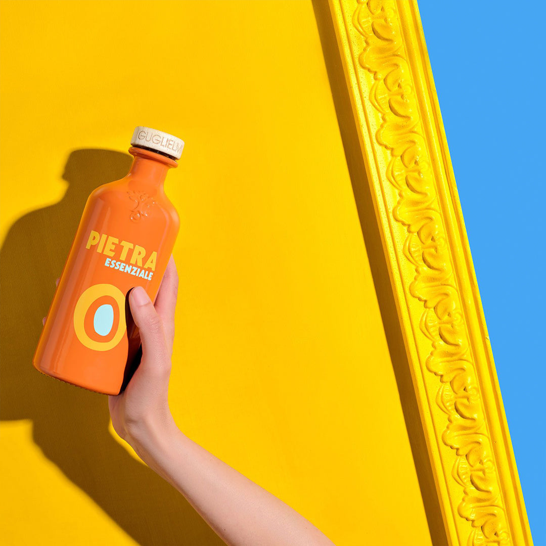 This extra virgin olive oil from Puglia is obtained from the Coratina cultivar, renowned for its high polyphenol content and robust flavour.