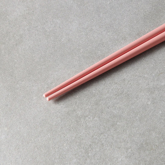 Pink lacquerware finish with white accent chopsticks from Made in Japan. This Chopstick collection is designed and made at the Zumi workshop in Fukui prefecture, Japan.