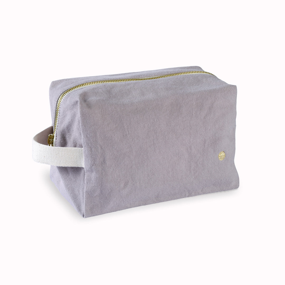 The medium Pouch Cube in Poivre Rose from French brand is a very practical and stylish travel wash or makeup bag. 