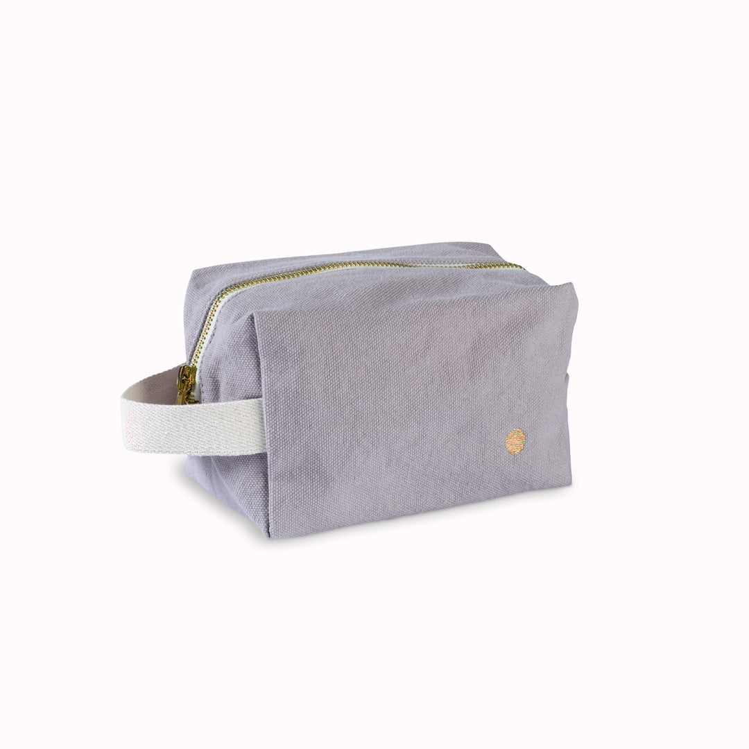 This subtle pink colour combined with the design of the organic cotton exterior gives the pouch a very contemporary and unisex appeal. La Cerise sur le Gateau also have an eco-conscious approach with all the manufacture from certified factories.