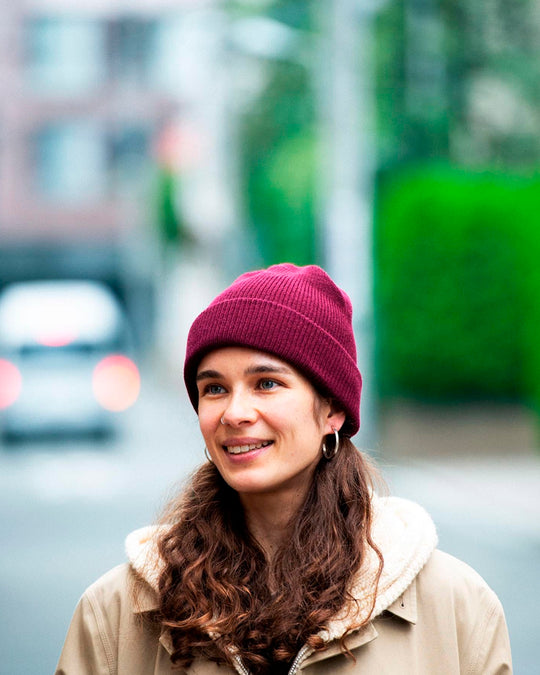 Rototo's Bulky Watch Cap is a versatile piece that complements any winter wardrobe. Whether you're braving the outdoors or simply looking for a cosy addition to your outfit, this beanie is an excellent choice.
