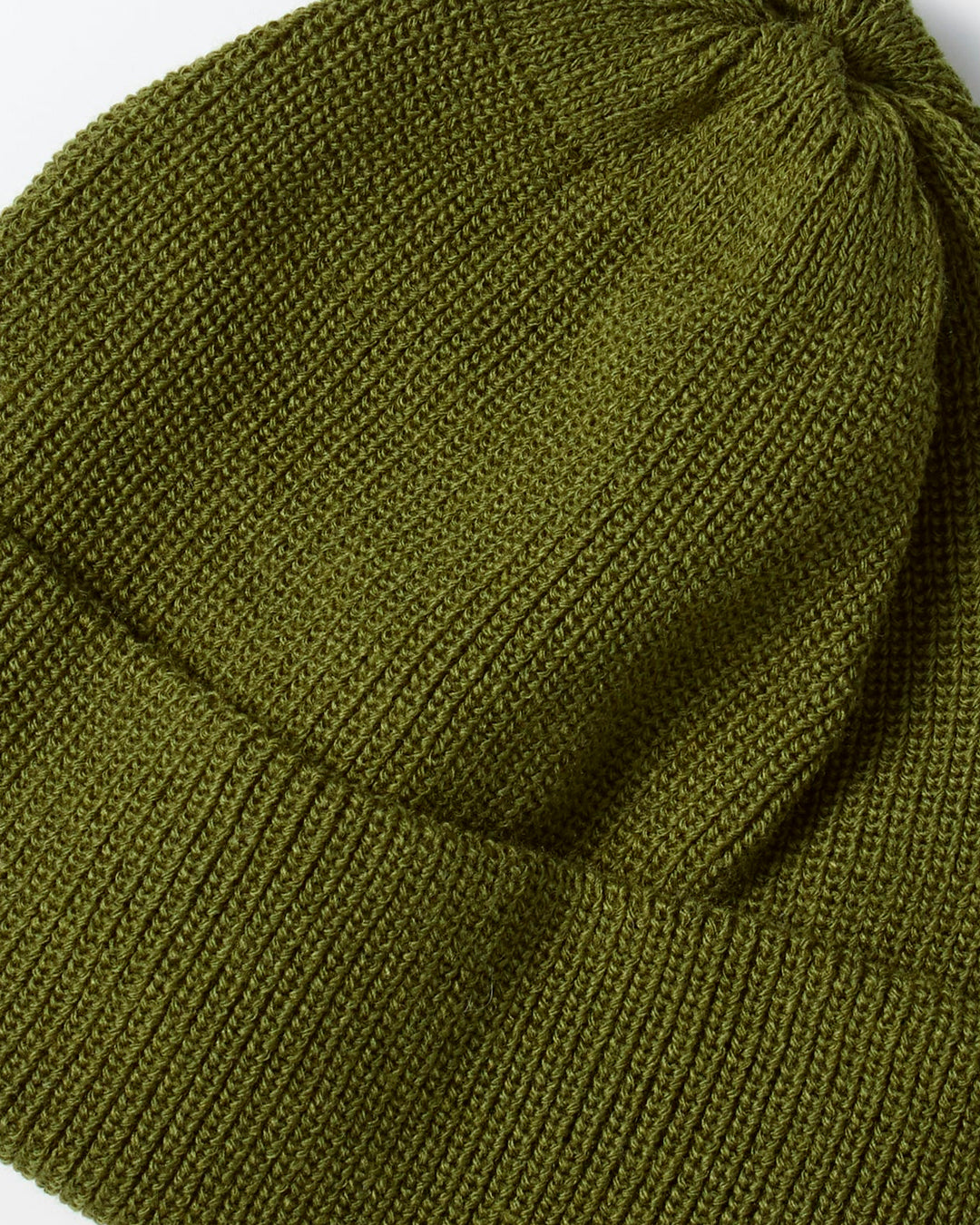 Rototo's Bulky Watch Cap is a versatile piece that complements any winter wardrobe. Whether you're braving the outdoors or simply looking for a cosy addition to your outfit, this beanie is an excellent choice.