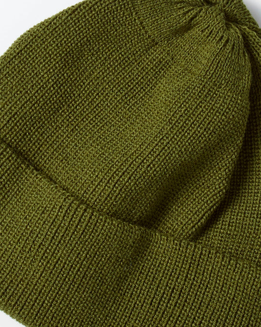 Rototo's Bulky Watch Cap is a versatile piece that complements any winter wardrobe. Whether you're braving the outdoors or simply looking for a cosy addition to your outfit, this beanie is an excellent choice.
