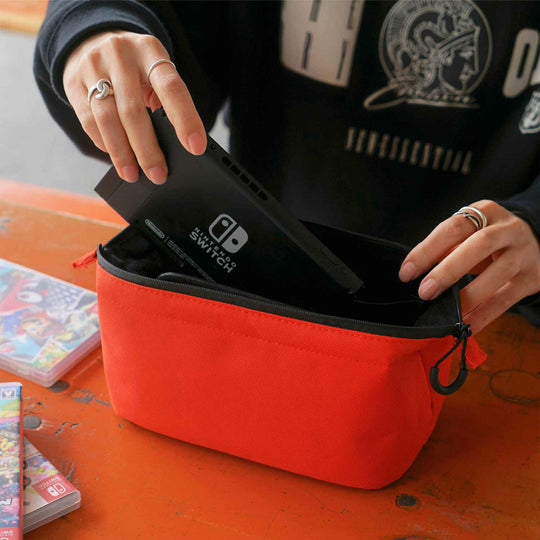 A highly versatile large soft carry case from Hightide Nahe, Japan. The polyester pouch is suitable for storing small tech, cables and more