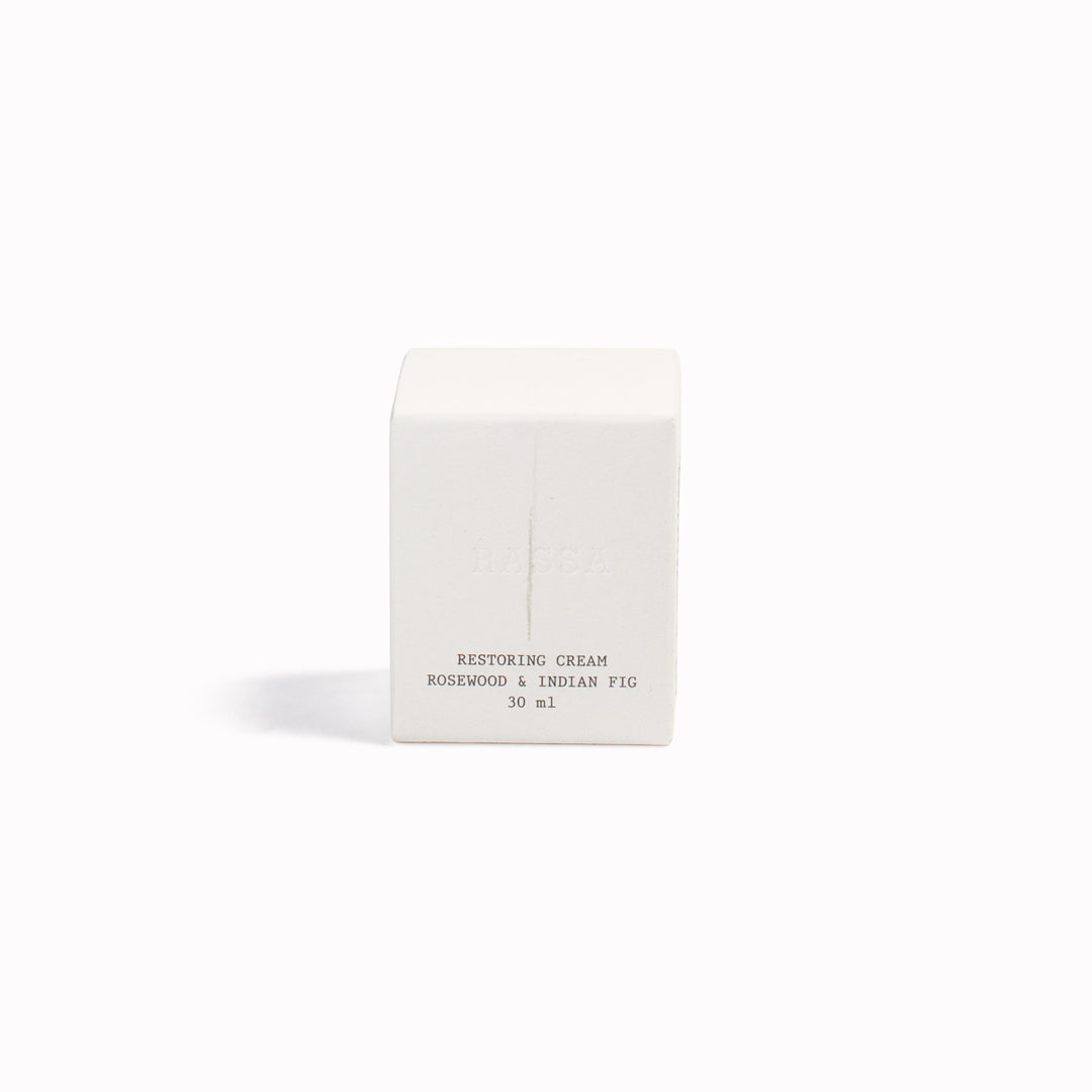 Facial cream that fuses hydration and regeneration while enhancing elasticity, ideal for mature or dry skin.