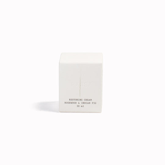 Facial cream that fuses hydration and regeneration while enhancing elasticity, ideal for mature or dry skin.