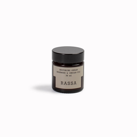 Facial cream that fuses hydration and regeneration while enhancing elasticity, ideal for mature or dry skin.