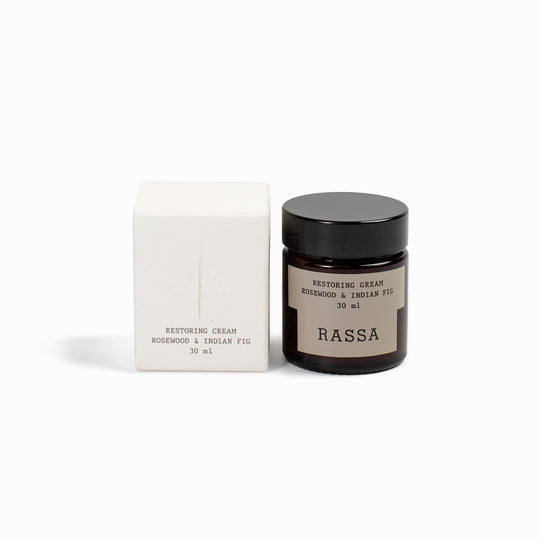 Facial cream that fuses hydration and regeneration while enhancing elasticity, ideal for mature or dry skin.