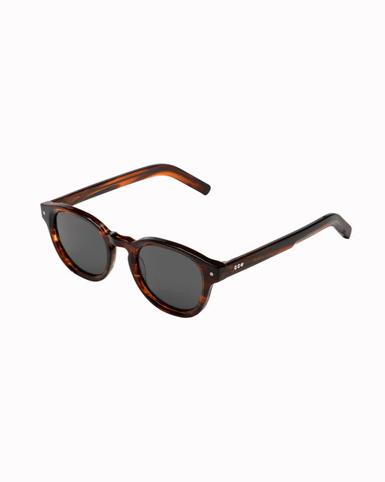 The Riley leans into a slim, softly rectangular silhouette with a restrained, lightweight feel. The frame is narrow but not sharp, keeping the lines clean with slightly softened edges that avoid a rigid profile.