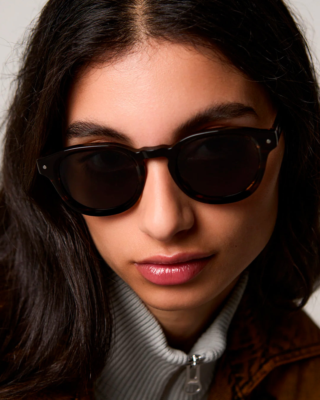 The Riley leans into a slim, softly rectangular silhouette with a restrained, lightweight feel. The frame is narrow but not sharp, keeping the lines clean with slightly softened edges that avoid a rigid profile.