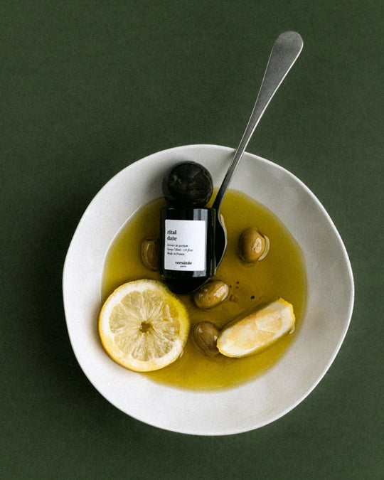 Ritual Date translates as 'the date' and presumably this date takes place in an Italian restaurant! This fragrance is a neo citron, a duality between aromatic freshness and a sparkling but delicious citrus