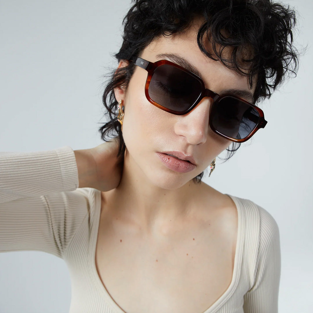 As worn by model, The Romeo in Bourbon, the perfect combination of cool and comfort: the Romeo is a no-nonsense style. Your perfect partner in crime during this summer. The Romeo Bourbon features a golden brown mottled frame with gradient blue lenses for a subtle contrast. Keep your cool in any situation with these stylish sunglasses.