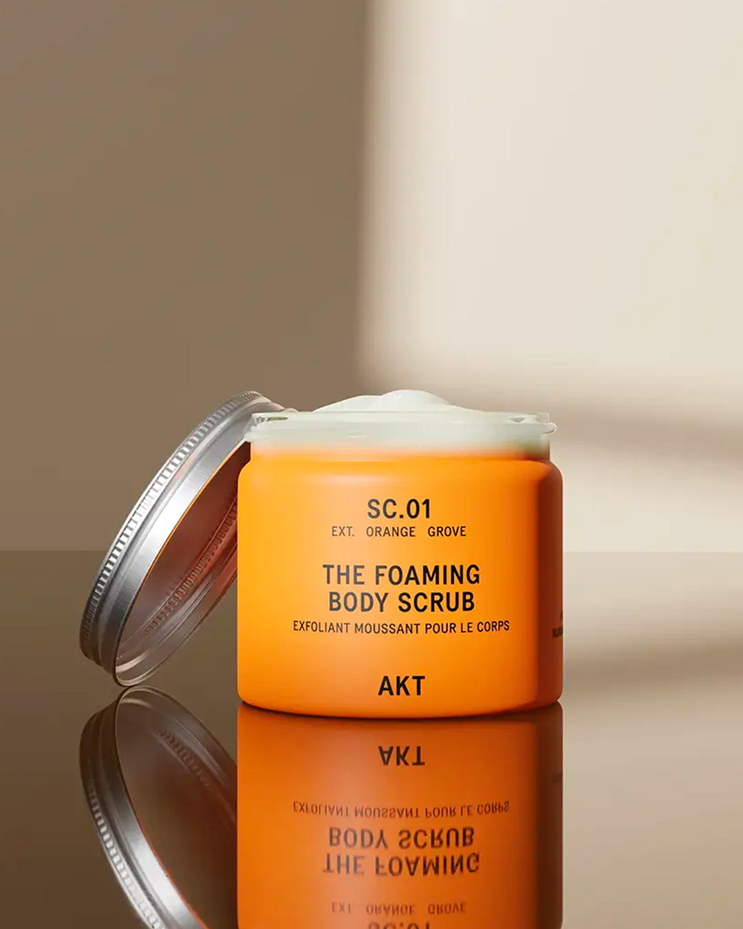 A rich, foaming body scrub that gently exfoliates while cleansing the skin in one simple step. Finely milled natural exfoliants buff away dry skin as nourishing plant oils leave the body feeling soft,