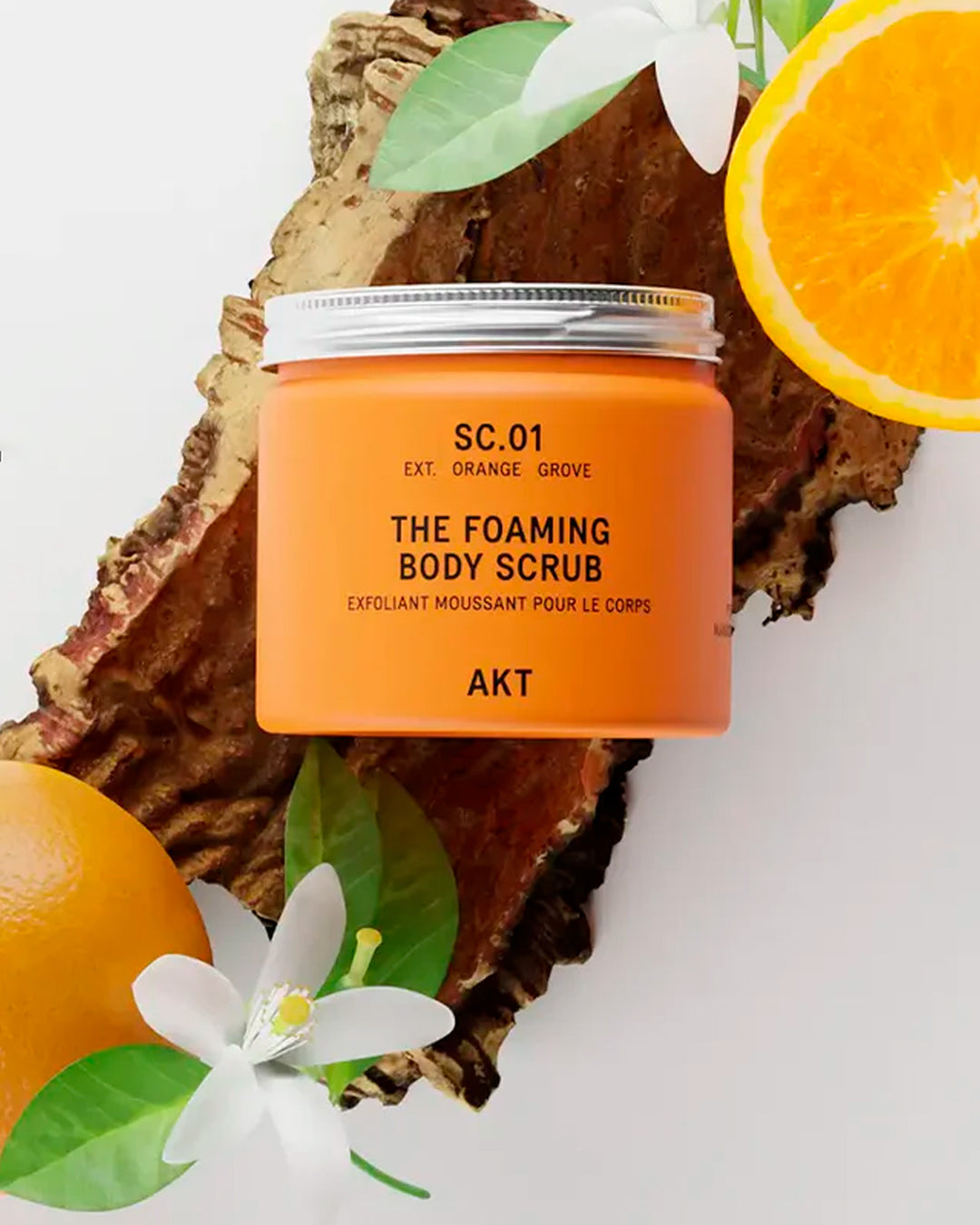 A rich, foaming body scrub that gently exfoliates while cleansing the skin in one simple step. Finely milled natural exfoliants buff away dry skin as nourishing plant oils leave the body feeling soft,