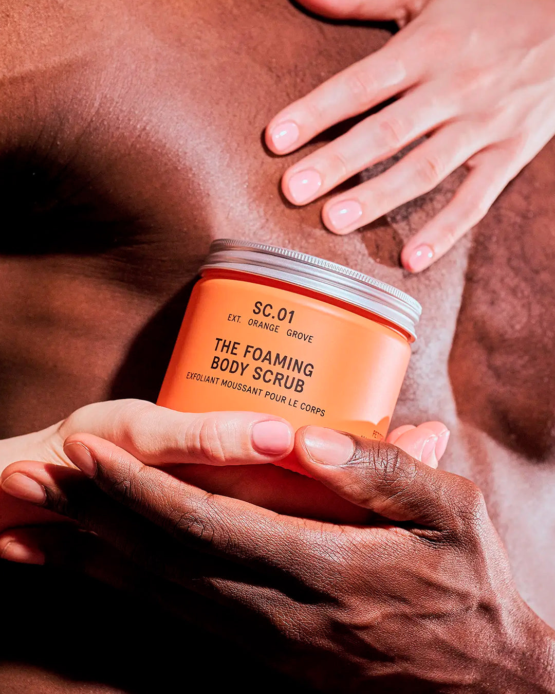 A rich, foaming body scrub that gently exfoliates while cleansing the skin in one simple step. Finely milled natural exfoliants buff away dry skin as nourishing plant oils leave the body feeling soft,