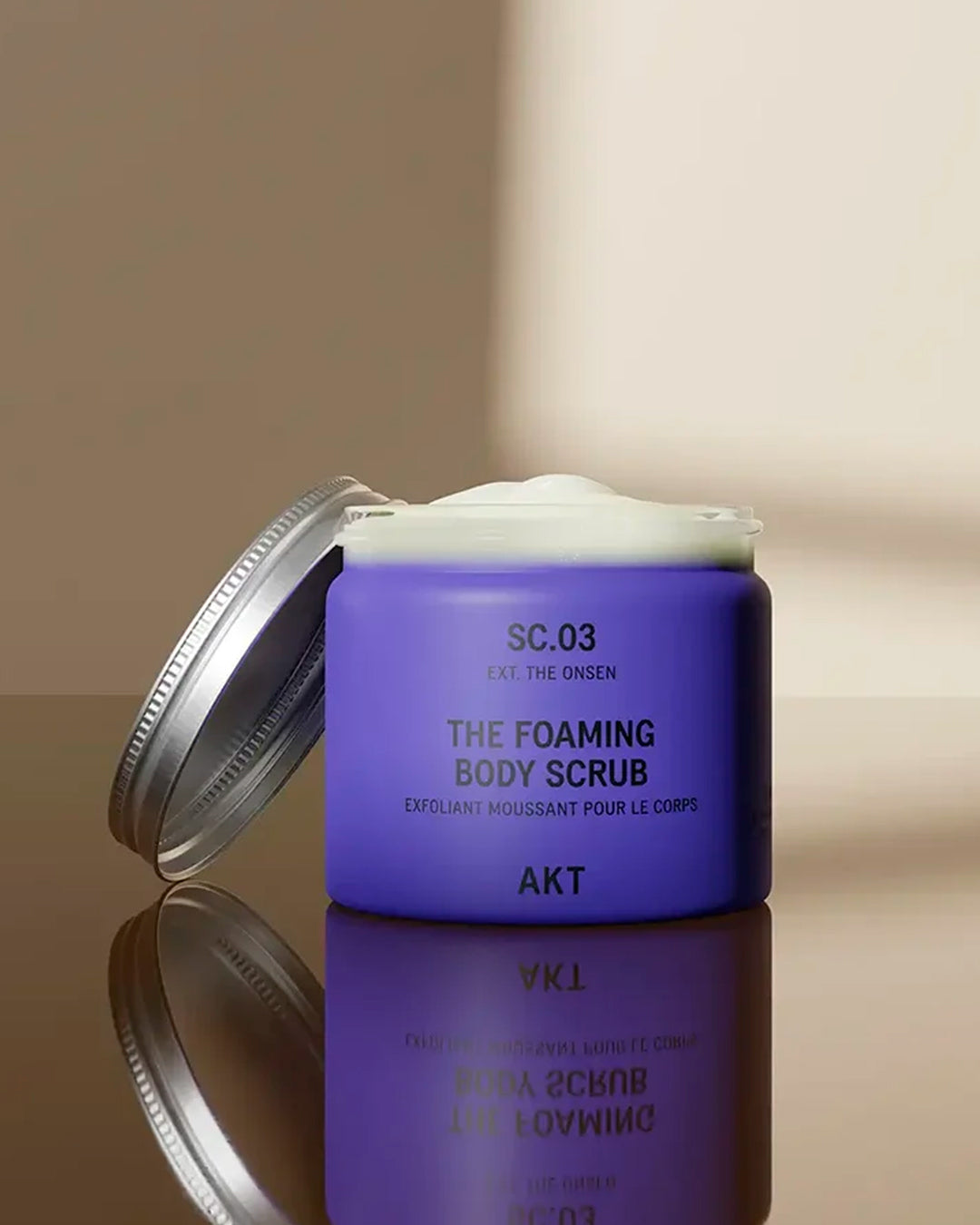 A luxurious foaming body scrub inspired by the tranquillity of Japanese hot springs. Gentle exfoliants polish the skin while a rich lather cleanses and nourishing botanicals restore softness
