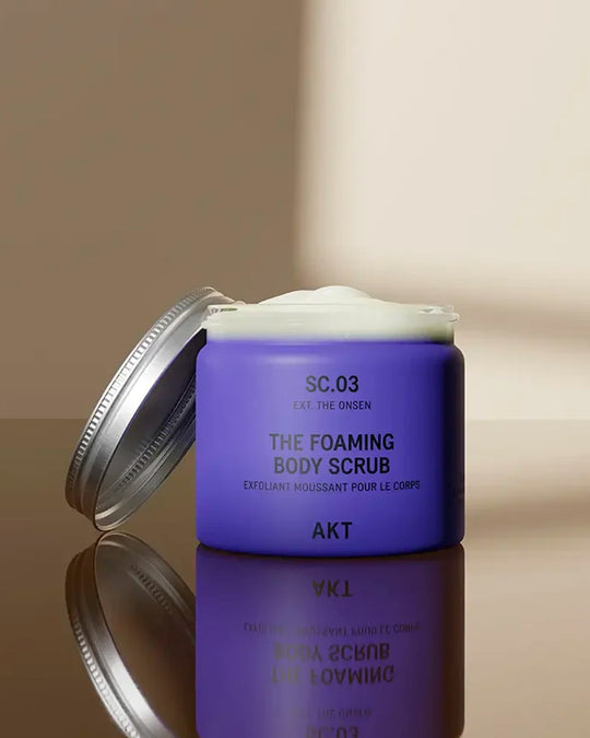 A luxurious foaming body scrub inspired by the tranquillity of Japanese hot springs. Gentle exfoliants polish the skin while a rich lather cleanses and nourishing botanicals restore softness
