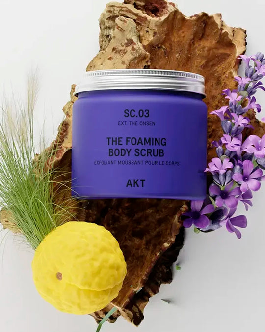 A luxurious foaming body scrub inspired by the tranquillity of Japanese hot springs. Gentle exfoliants polish the skin while a rich lather cleanses and nourishing botanicals restore softness