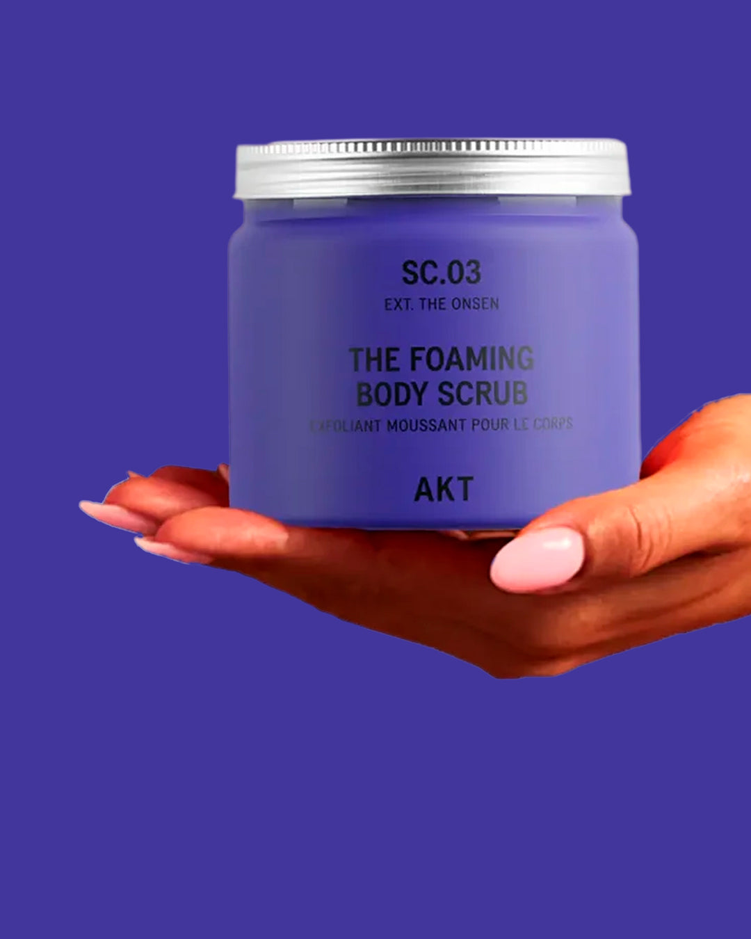 A luxurious foaming body scrub inspired by the tranquillity of Japanese hot springs. Gentle exfoliants polish the skin while a rich lather cleanses and nourishing botanicals restore softness